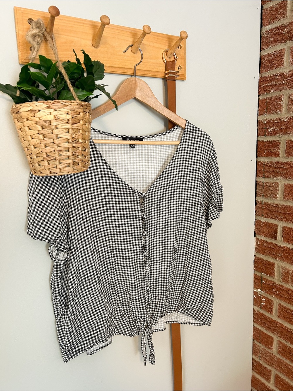 Gingham Button-Front Tie-Hem Short Sleeve Top - Black & White